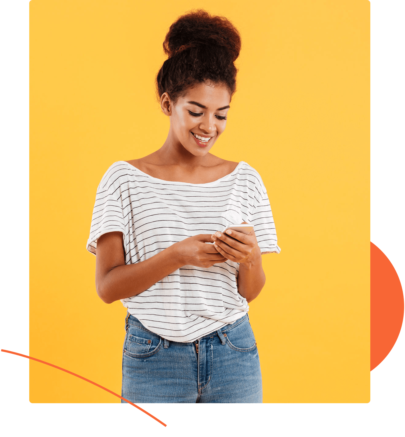 Smiling woman on phone Giovane donna sorridente che guarda lo smartphone